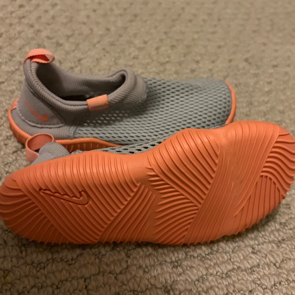 Nike Aqua socks Water shoe-7c- like new